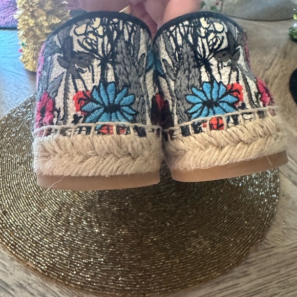 Dior Espadrilles with Black and Red Floral Design - Picture 4 of 10